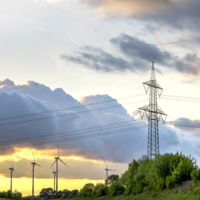 La España vaciada se ha llenado de molinos y paneles solares, pero desperdicia energía por una simple razón: faltan cables 