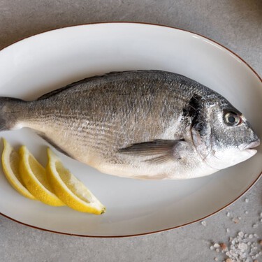 Parece una obviedad, pero no todo el mundo sabe que lo que nunca se debe hacer con el pollo sí es muy útil para el pescado 