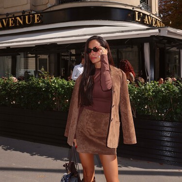 Así son las botas altas color tinto que llevaremos día y noche con minifalda