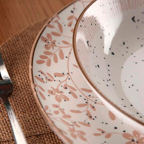 Parece una vajilla Santa Clara pero se vende en Alcampo, es de porcelana y con estampado floral en rosa