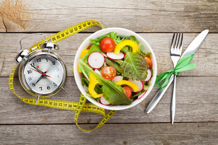 El ayuno intermitente no ofrecería más beneficios que dietas tradicionales hipocalóricas al momento de perder peso, según un reciente estudio