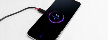 Cómo hacer que el móvil te avise por voz cuando esté cargado, tanto en Android como en iPhone