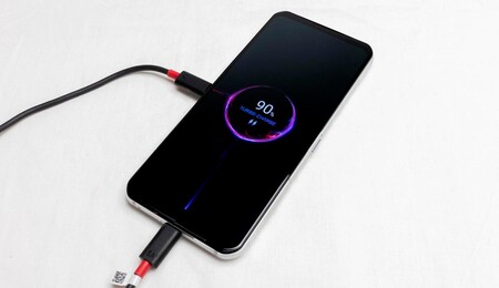 Cómo hacer que el móvil te avise por voz cuando esté cargado, tanto en Android como en iPhone