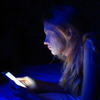 Los pediatras alertan de que los adolescentes pasan más de cinco horas diarias frente a pantallas y advierten de los peligros