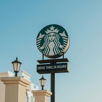 La dueña de Starbucks y Domino’s se desploma en México: venden mucho, pero ganan poco 