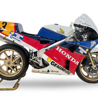 Hay muy poquitas motos en la historia que cuesten más de 100.000 euros. Esta Honda 'vieja' lo ha superado por mucho porque tiene un secreto que la hace única