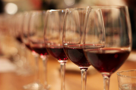 Cinco razones para disfrutar de una copa de vino tinto cada día