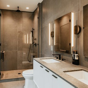 Maisons du Monde tiene el portarrollos más bonito y funcional que vas a encontrar: perfecto para dar el toque sostenible a tu baño 