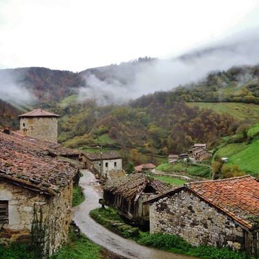 Este pueblo de Asturias, al que no llegó la electricidad hasta 1980, es el favorito de National Geographic para viajar a la Edad Media 