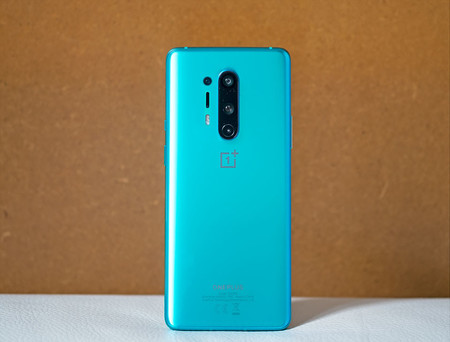 El OnePlus 8 Pro tiene un superpoder oculto: es capaz de ver el interior de algunos objetos