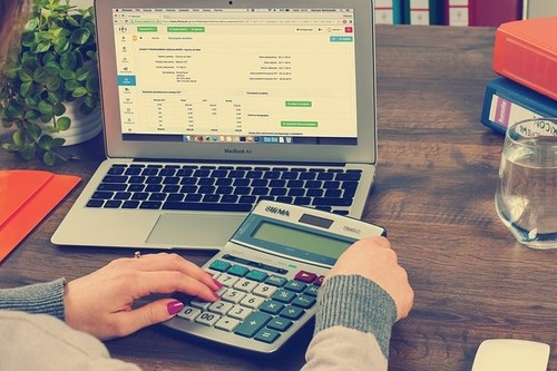 El lento (y silencioso) destope de las bases máximas que ya está en marcha desde 2011