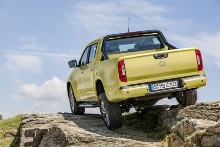 Tras el adiós al Mercedes-Benz Clase X, Nissan promete que no habrá despidos en Barcelona, pero los sindicatos desconfían