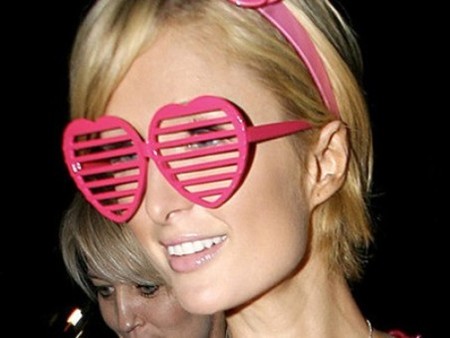 A Paris Hilton le muerden los chihuahuas