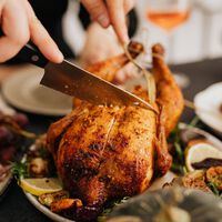 El secreto de los chefs para que el pollo asado no se seque y quede perfecto, jugoso por dentro y con la piel crujiente