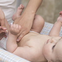 Una campaña impulsada por un padre reclama cambiadores para bebés en los baños públicos masculinos 