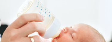 ¿Cómo reducir los biberones de leche artificial que toma el bebé porque la lactancia no empezó bien?