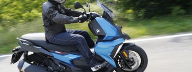 Probamos el BMW C 400 X, ahora en vídeo: buen comportamiento, mejores acabados y algún punto de mejora