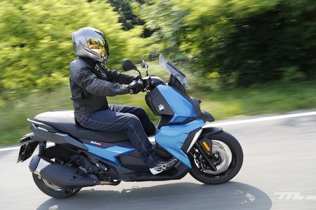 Probamos el BMW C 400 X, ahora en vídeo: buen comportamiento, mejores acabados y algún punto de mejora