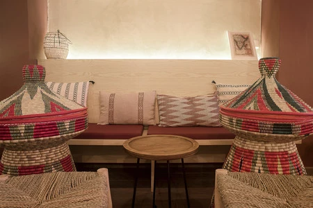 El interior del restaurante "Taitu" te traslada sutilmente al corazón de Egipto a través de su acertada decoración