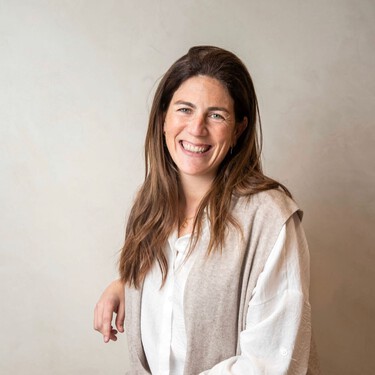 Pía Capdevilla, interiorista: "Para ganar espacio en un baño pequeño, la ducha debe ubicarse al fondo y la mampara, mejor sin perfiles"