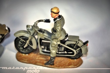 Soldados en motocicleta