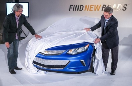 General Motors presenta la actualización de su sistema de recarga, y de paso, el morro del Chevrolet Volt 2016