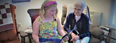 Leer cuentos infantiles a los ancianos de una residencia: la bonita iniciativa de una niña de siete años 