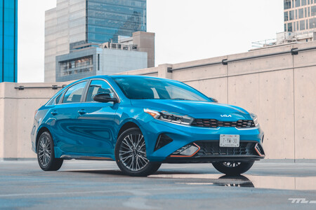 KIA Forte GT Line 2022, a prueba: el tope de gama de 147 hp convence por tecnología y equipamiento