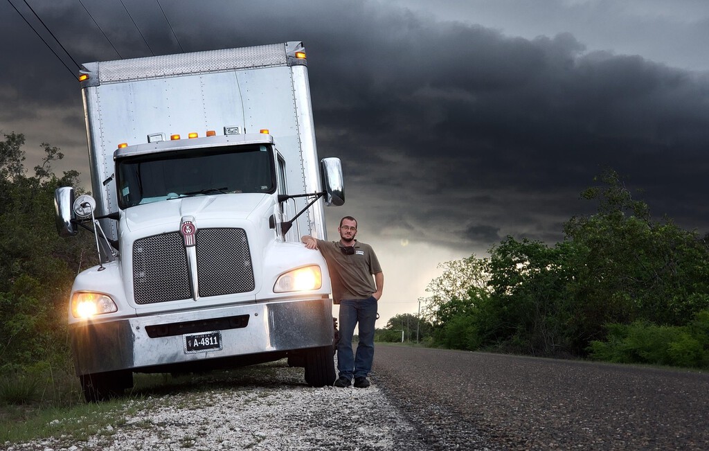 Mucha Inteligencia Artificial y muchos centros de datos, pero hay una profesión esencial que solo los humanos podemos hacer y que está en peligro: la de camionero