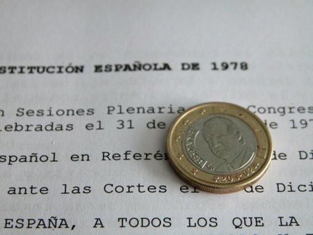 PSOE y PP violentan la Constitución