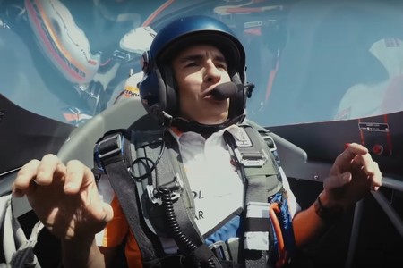 Marc Márquez se divierte a 400 km/h en un avión haciendo loopings y toneles, y sin vomitar