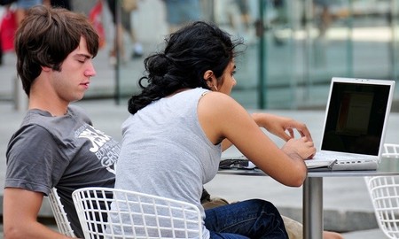 El 63% de los españoles prueba el artículo en tienda y lo compra más barato en internet
