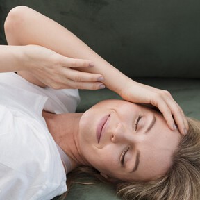 Despídete del dolor de espalda: esta es la mejor postura para dormir que te hará levantarte sin molestias