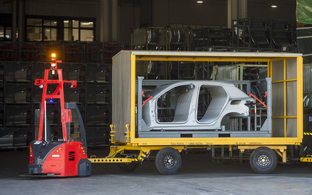 Así son los robots eléctricos y autónomos de SEAT Martorell que han jubilado a los camiones para el transporte de piezas