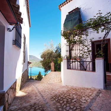 El pueblo mágico de Andalucía perfecto para visitar en otoño: casas blancas con vistas a la montaña, buena comida y un castillo épico