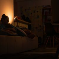 ¿Realmente ven los españoles la tele hasta tan tarde? La respuesta importa menos de lo que debería a las cadenas