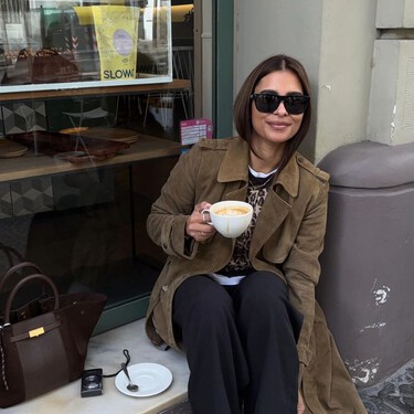 Vuelven los bolsos de ante que adorábamos en los 2000 y así lo llevan las mujeres clásicas más elegantes en 2026 