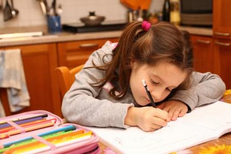 Los deberes alimentan la desigualdad escolar, según la OCDE