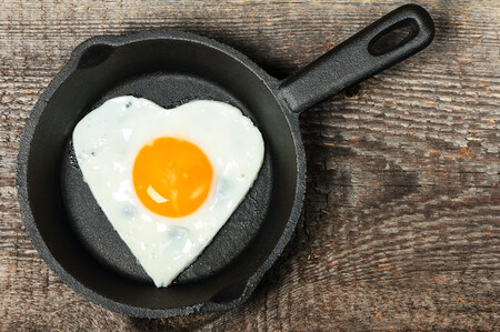 Cómo preparar los huevos bajo en calorías en una freidora de aire