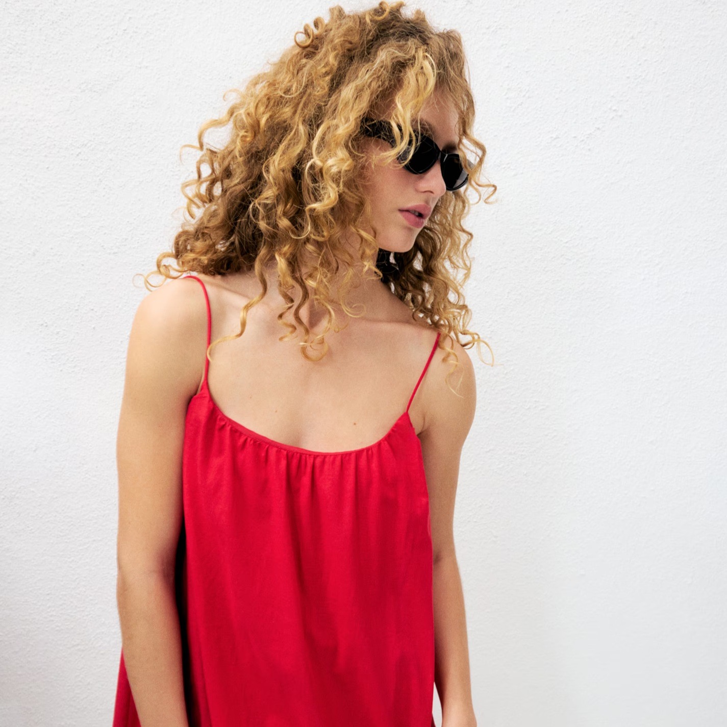 Vestido de tirantes espagueti con bajo burbuja