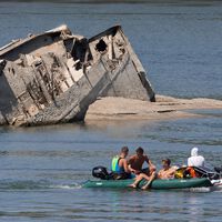 Los arqueólogos no dan crédito a lo que ha dejado al descubierto la sequía del Danubio: barcos nazis, bombas, una moto y hasta un mamut