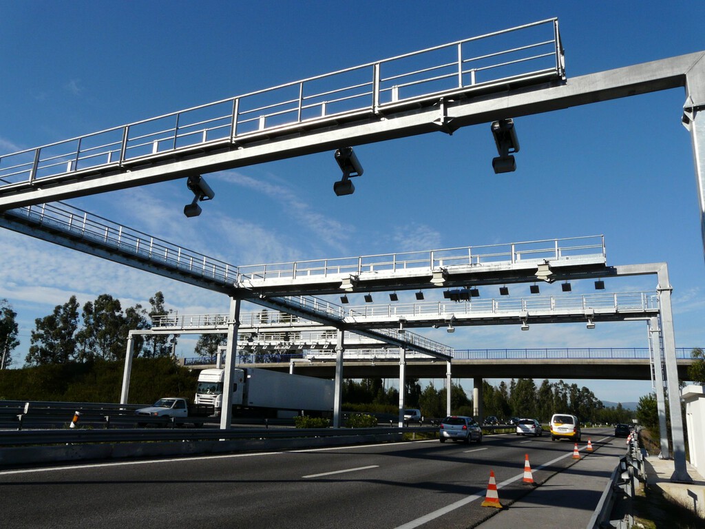 En Portugal hay un peaje 'fantasma' que los conductores pagan aunque sea gratuito. Una trampa para el turista que nadie soluciona