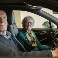 Unos abuelos se dieron el capricho de su vida a sus 90 años: se compraron su primer Porsche para celebrar su 70 aniversario de boda 