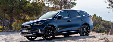 Probamos el BYD Tang, un SUV eléctrico de lujo de 517 CV que no es especialmente eficiente, pero sí cómodo y 15.000 euros más barato que un Kia EV9
