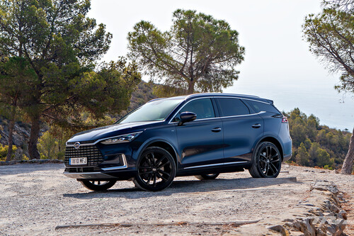 Probamos el BYD Tang, un SUV eléctrico de lujo de 517 CV que no es especialmente eficiente, pero sí cómodo y 15.000 euros más barato que un Kia EV9