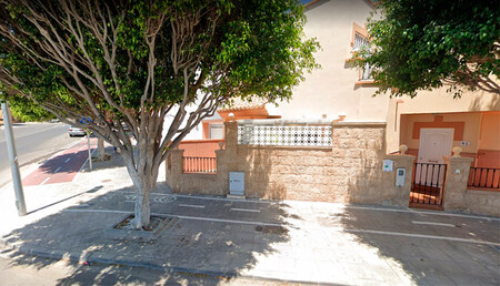 Carril bici pegado a una casa en Almería: la solución, un paso de cebra