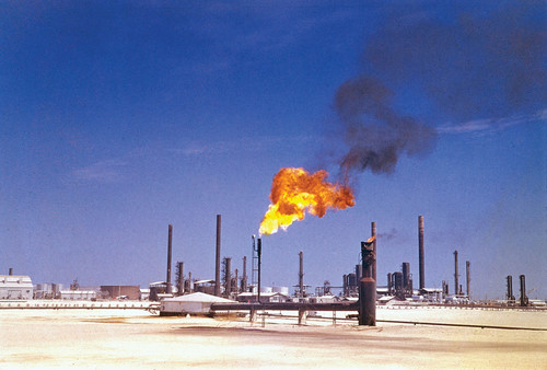 A costa del déficit, Arabia Saudita hace pedazos a la competencia y toma ventaja en la guerra del petróleo