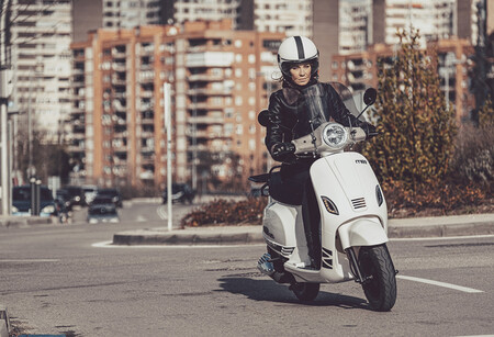 El MITT 125 RT repite como scooter sin carnet de 9 CV, estrena luces LED y cuesta 1.795 euros