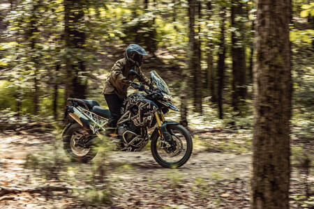 ¡Cuidado maxitrail! Ricky Carmichael se pone a los mandos de la nueva Triumph Tiger 1200 y dice que se maneja de lujo