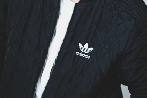 Vuelen las rebajas al outlet de Adidas con zapatillas, chaquetas y más a mitad de precio  